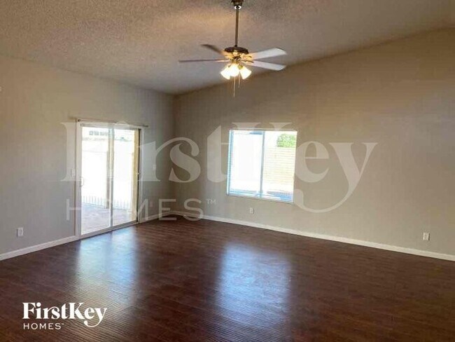 Building Photo - 515 E Renee Dr