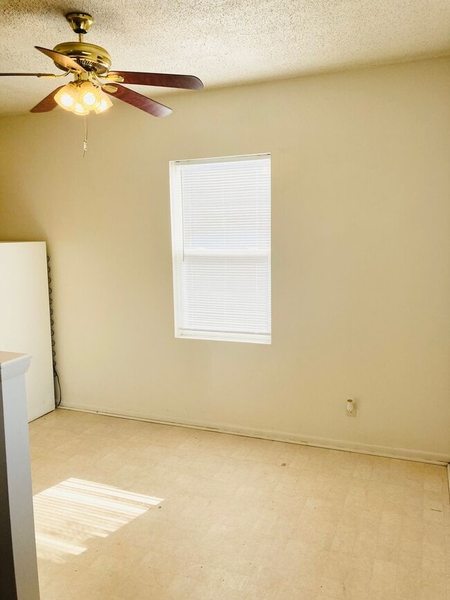 Building Photo - Cute and Cozy, Close to Fort Riley!