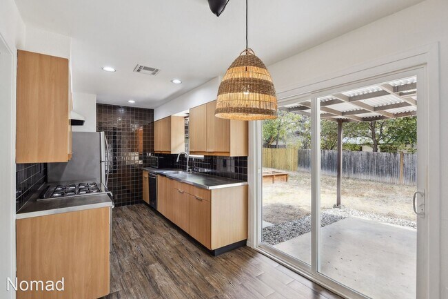 Building Photo - 3 br, 2 bath House - 4906 Sparrow