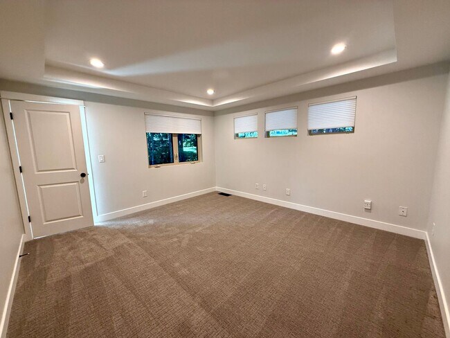 Foto del edificio - 4 Bedroom Home in Awbrey Butte Neighborhood – Unfurnished, Short Lease