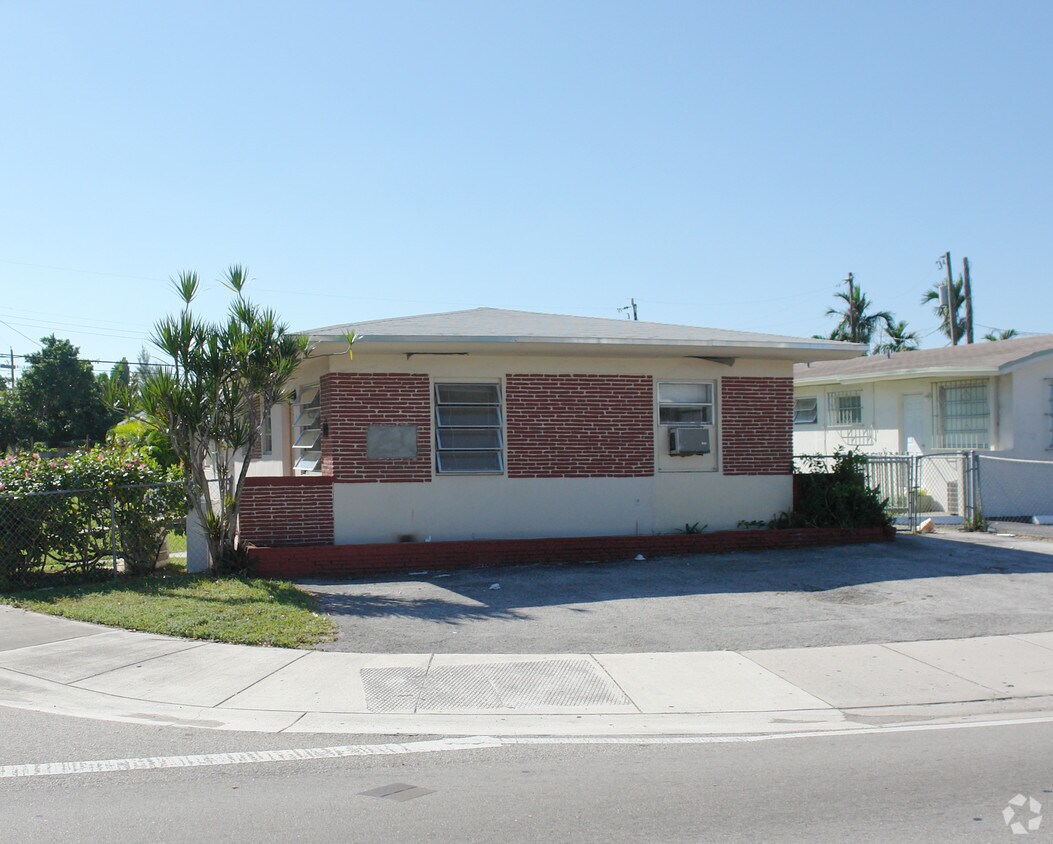 Primary Photo - 10 SW 30th Ct