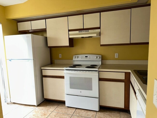 Foto del edificio - Spacious 3/2 Town Home in Meadow Woods.  A...