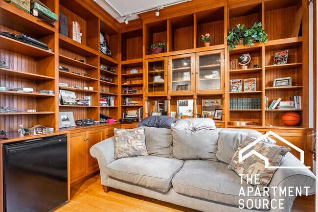 Building Photo - 435 W Saint James Pl