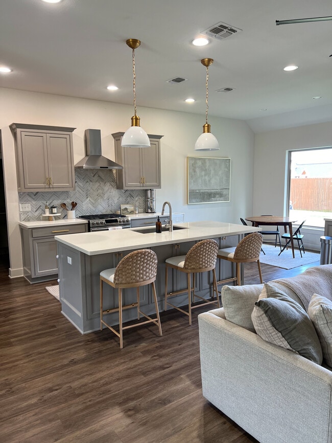 Building Photo - 7215 Palisades Dr
