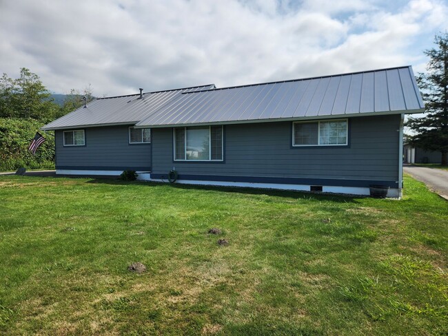 Building Photo - 3647 S Pass Rd