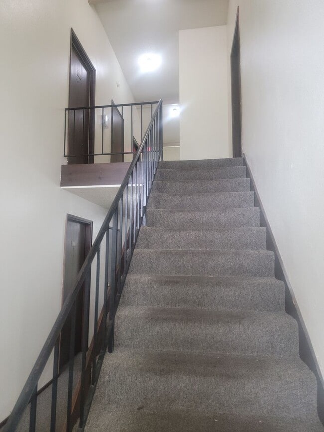 Building Photo - MOVE IN SPECIAL $500 OFF MOVE IN COSTS 2 Bedroom, North Tacoma, $1395 + $100 w/s/g = $1495.00, up...