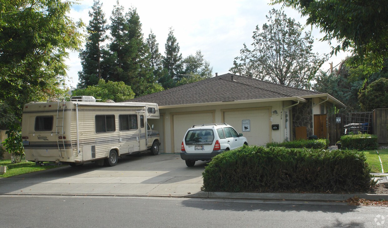 Foto del edificio - 428-430 Pinehurst Ave