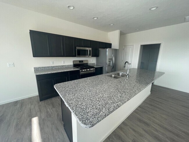 Foto del edificio - Newly Built 3 Bedroom House W/ A Den!