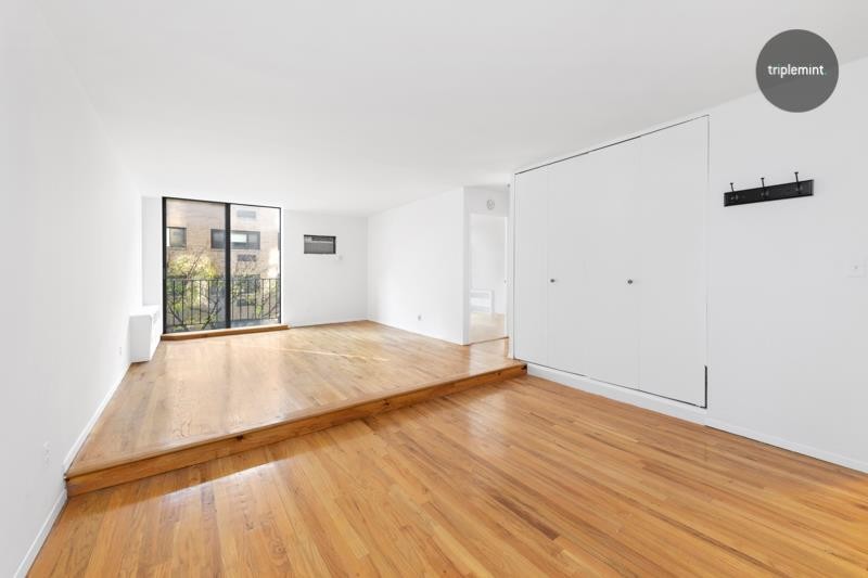 Primary Photo - 215 East 24th Street