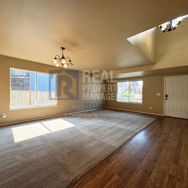 Foto del edificio - 4 Bedroom Home With A Huge Yard!