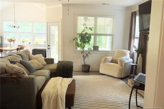 Building Photo - 486 Falls Creek Dr