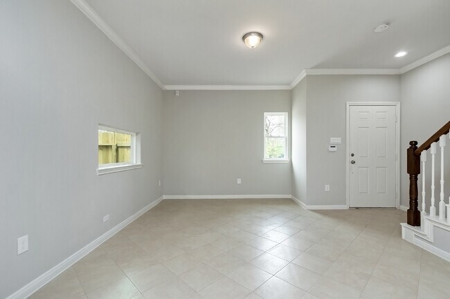Building Photo - 1043 Marcolin
