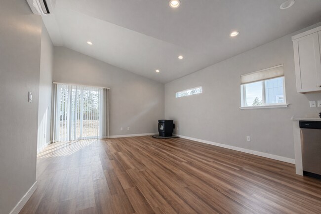 Foto del edificio - GORGEOUS LA PINE HOME! LARGE FENCED YRD, PELLET STOVE, UPGRADED KITCHEN & MORE!!