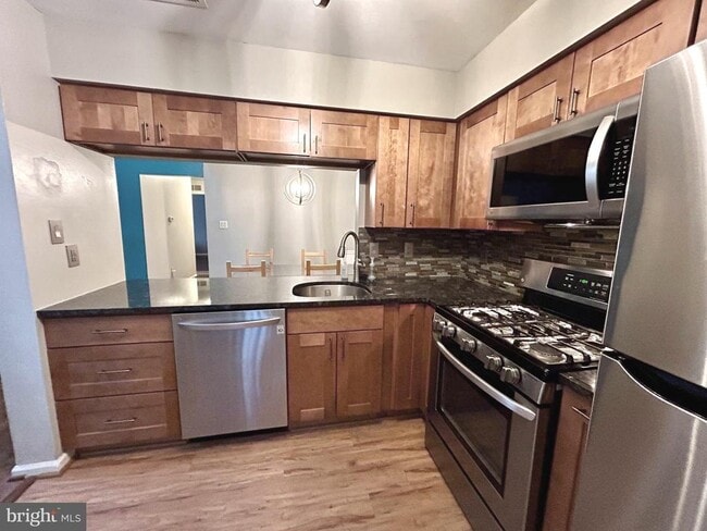 Foto del edificio - 904B Oliphant Ln