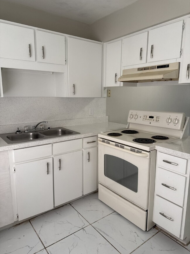 Building Photo - 2 bedroom 1 bath unit available for immedi...