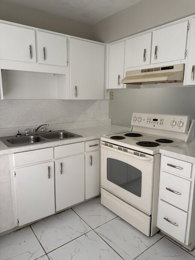 Foto del edificio - 2 bedroom 1 bath unit available for immedi...