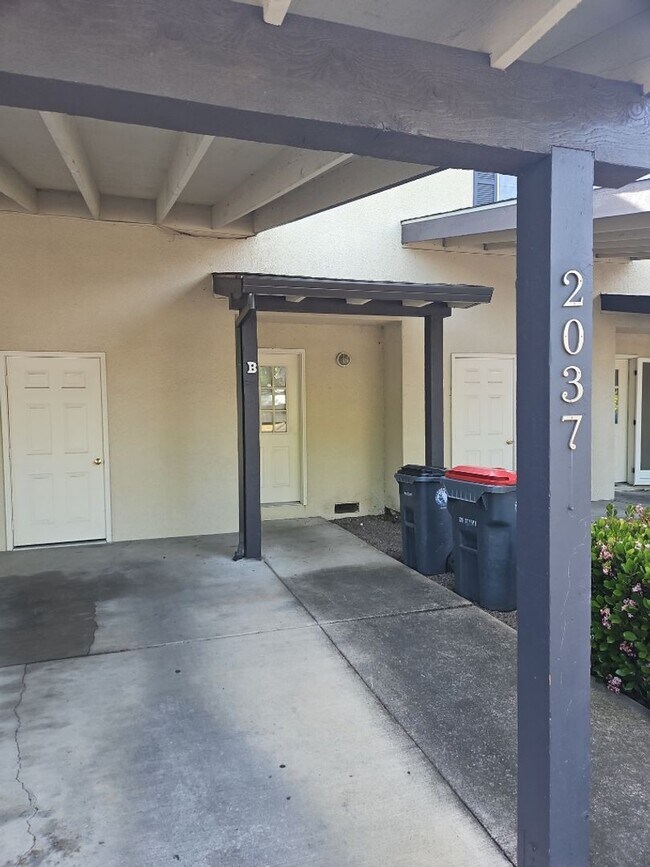 Building Photo - 2037 Campus Dr