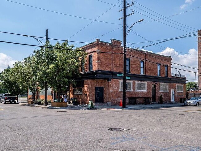 Foto del edificio - "Chic Urban Retreat: Spacious 1-Bedroom Condo with 1.5 Baths in the Heart of Detroit!"