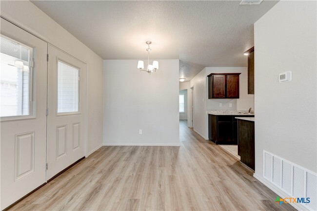 Building Photo - 119 Lost Trl