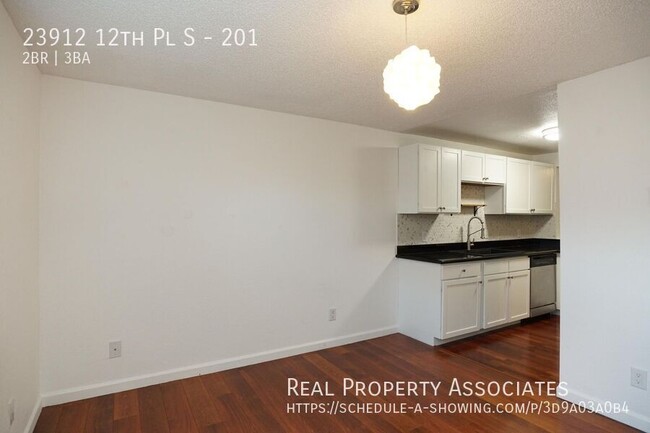 Building Photo - Spacious 2 Bedroom 2.5 Bathroom Townhouse ...