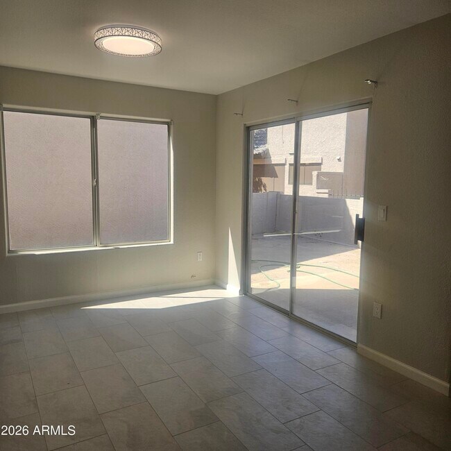 Foto del edificio - 1125 W Sandy Banks