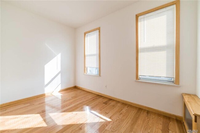 Foto del edificio - 84-33 85th Dr