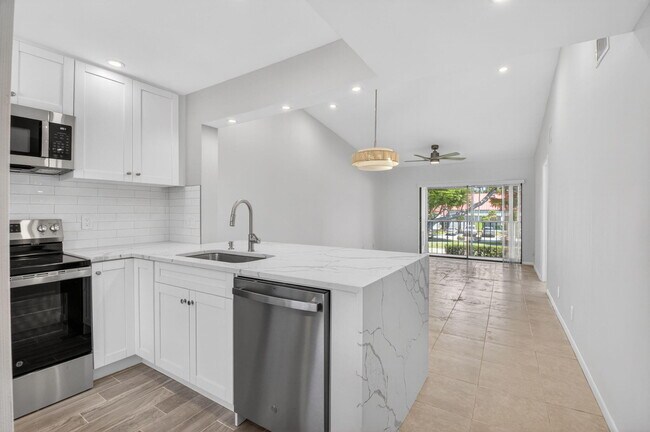 Foto del edificio - 6649 Somerset Dr