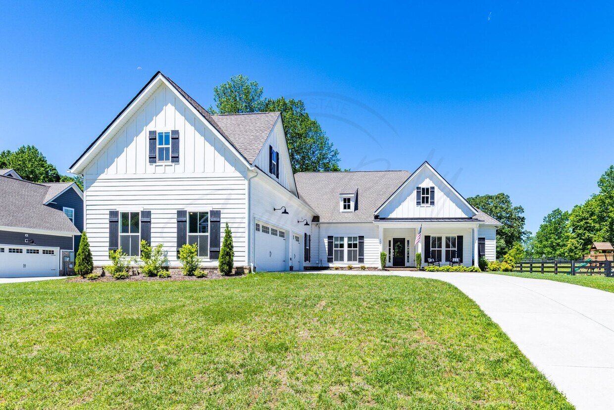 Foto principal - Elegant 4-Bedroom Home in Williamson County!