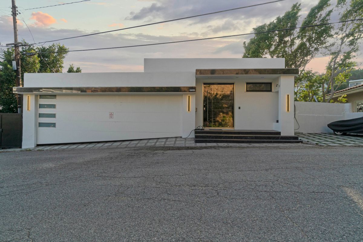 Primary Photo - 1737 Sunset Plaza Dr