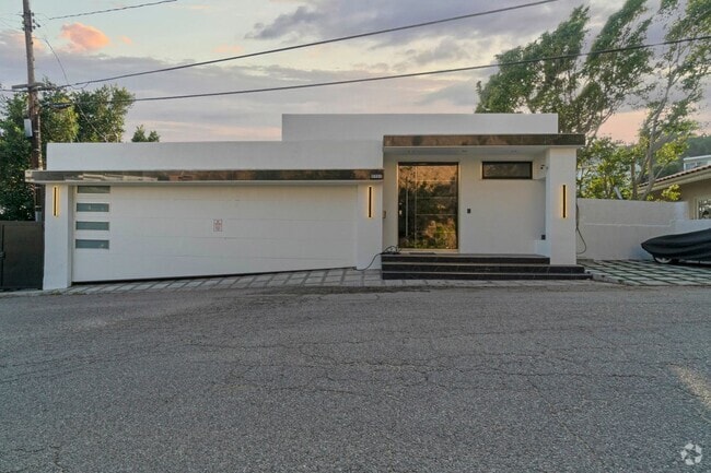 Building Photo - 1737 Sunset Plaza Dr
