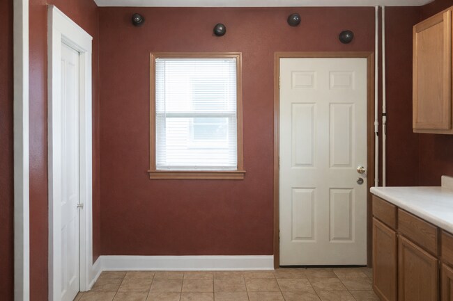 Building Photo - 1221-8TH