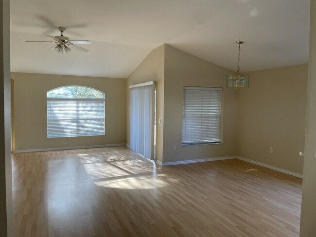Foto del edificio - 3 Bedroom, 2 Bath Available Now in Beautif...