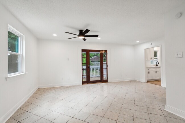 Building Photo - 231 Surgi Dr