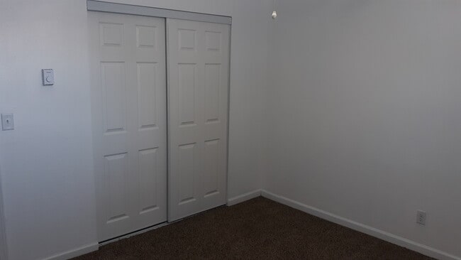 Building Photo - 410 E Poos Dr
