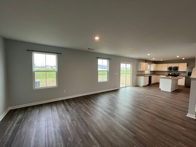 Building Photo - Spacious 4 Bedroom, 2.5 Bath Home plus Bon...