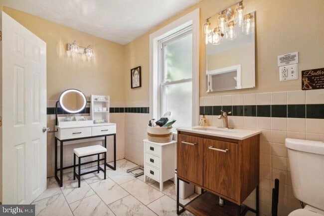 Building Photo - 1124 Christian St