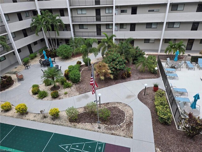 Foto del edificio - 2121 Collier Ave