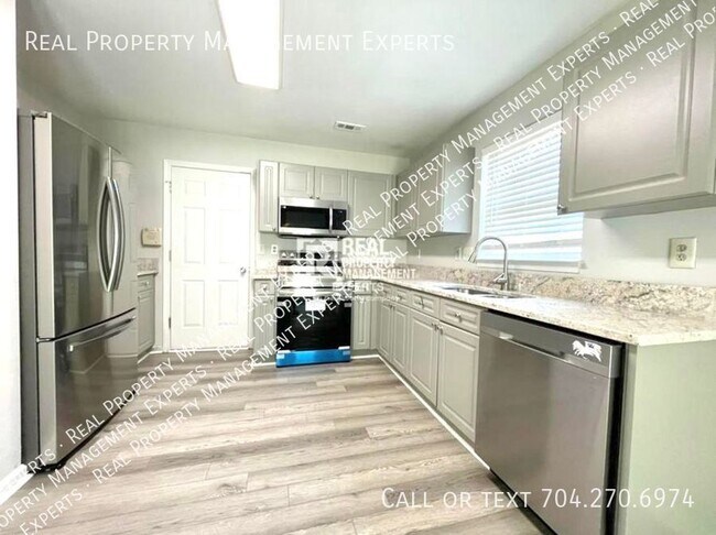 Building Photo - Charming 3 Bed/2.5 Bath Two Story Home!