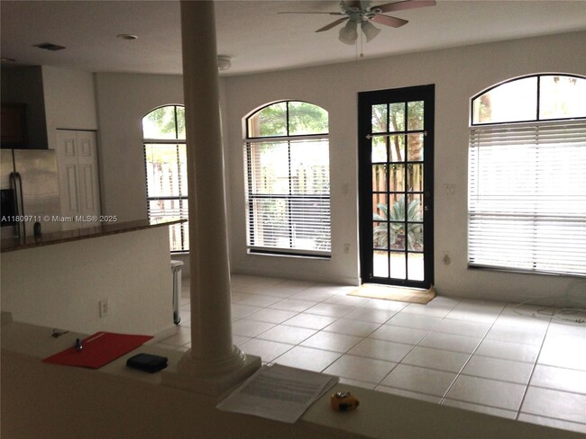 Foto del edificio - 3263 NW 102nd Pl