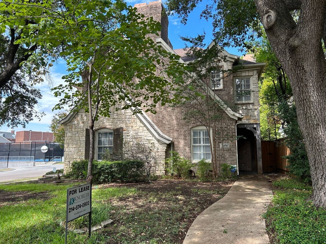 Foto principal - Park Cities single family attached home wi...