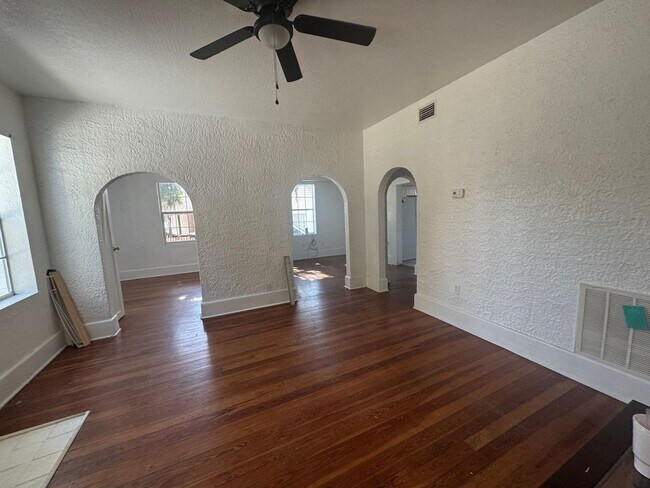 Foto del edificio - Old World Charm & Close to Downtown