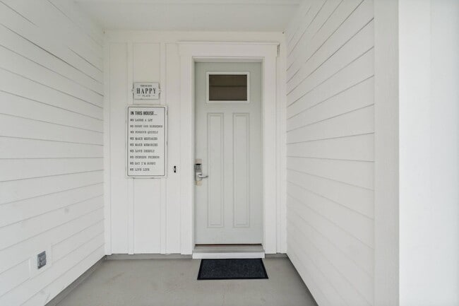 Building Photo - 712 Landing Cir