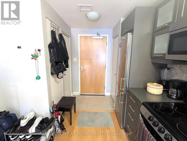 Building Photo - 40-2440 Nepean St