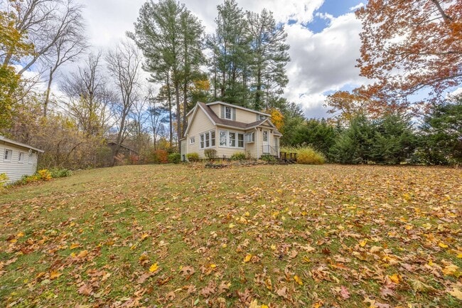 Building Photo - Charming 2 Bedroom Home