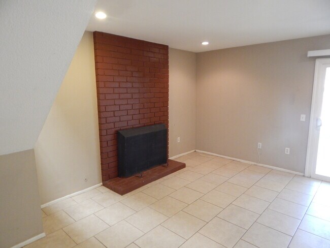 Foto del edificio - Beautiful Jurupa Hills Condo - 3 Bedroom