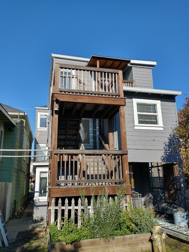 Building Photo - 697 30th St