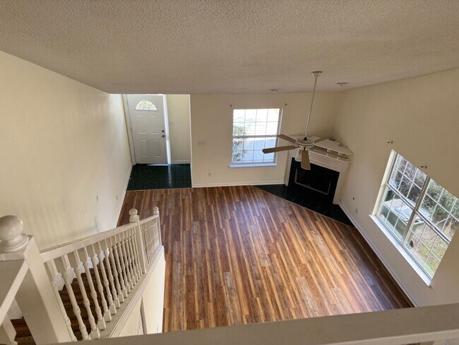 Foto del edificio - 2511 Golden Park Ln