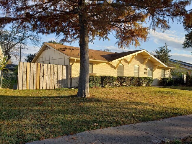 Foto del edificio - 3730 Crestview Dr