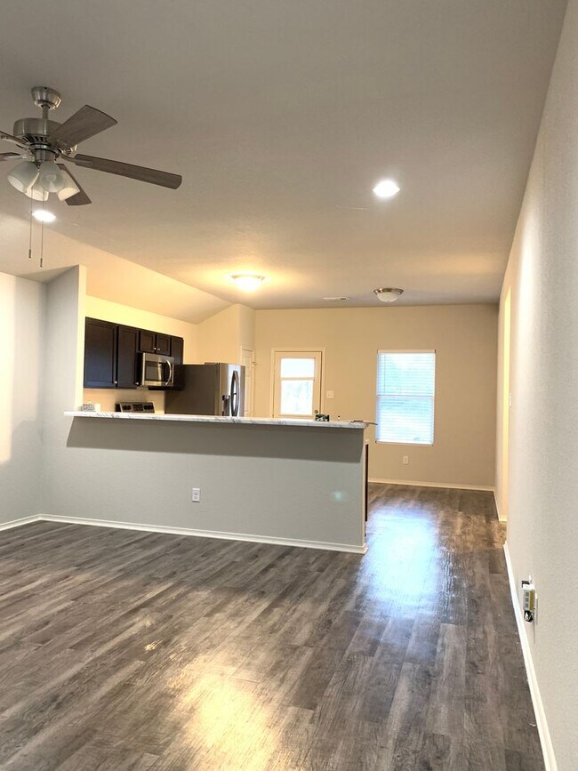 Building Photo - Newer 3bed/2bath home in VALLEY VIEW SCHOOL district.