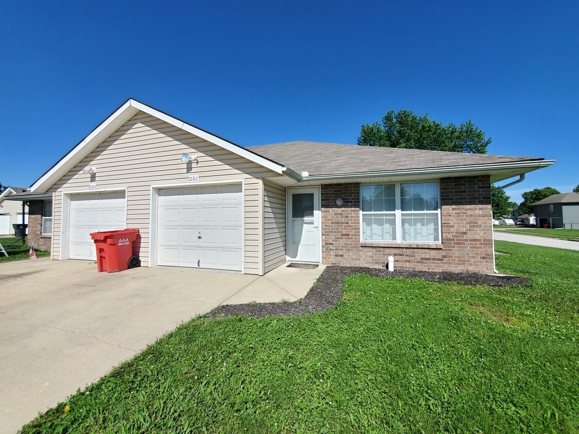201 Broadway Ter, Grain Valley, MO 64029 House Rental in Grain Valley